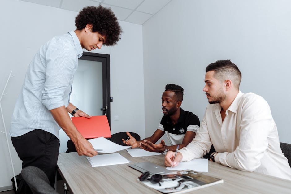 Ofis ortamında beyin fırtınası yapan çeşitli ve mutlu bir ekip